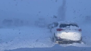 Сильный снегопад парализовал движение на трассе M4 в Ростовской области