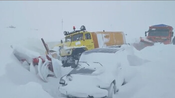Туристы оказались в снежном плену по дороге в Териберку