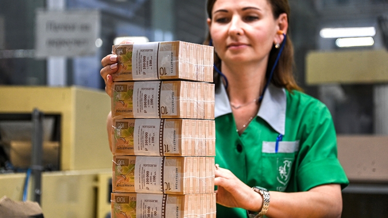 Доходы бюджета РФ начали догонять расходы в марте 2023 года