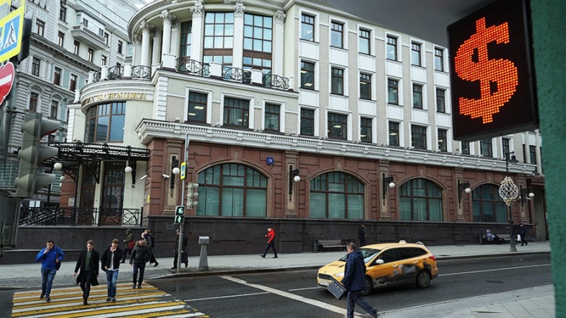 Эксперт объяснил снижение стоимости доллара и спрогнозировал курс в начале мая