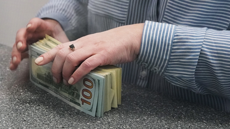 Эксперт оценил предложение Минфина разрешить экспортерам получать авансы наличными