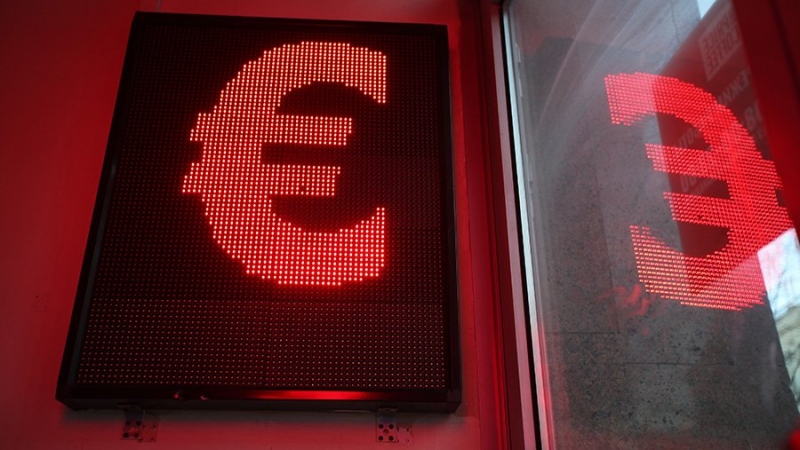 Курс евро на Мосбирже опустился ниже 88 рублей впервые с 6 апреля