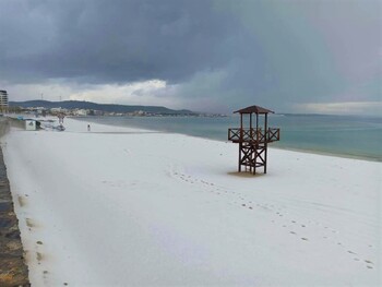 На турецком пляжном курорте Чешме выпал снег 