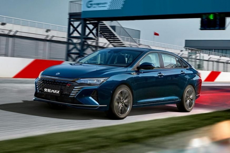 Ещё один Camry-заменитель: в Россию едет седан Dongfeng Shine Max