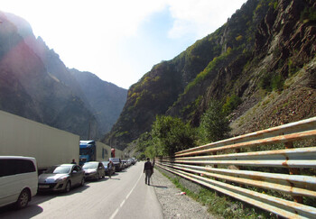 Грузия на месяц закрыла проезд для легковых авто через Верхний Ларс