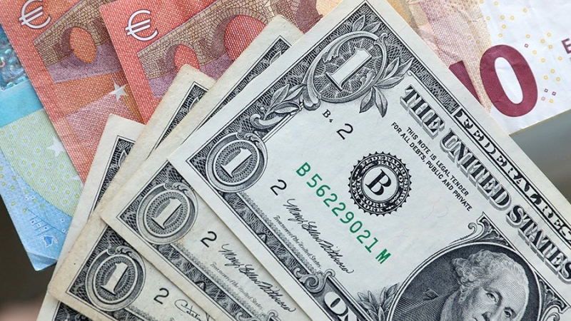 Курсы доллара и евро опустились до самых низких за месяц значений
