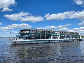 Новый колёсный теплоход вышел в свой первый круиз из Нижнего Новгорода