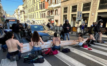 Обнажённые экоактивисты перекрыли движение в центре Рима 