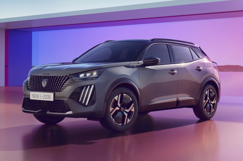 Обновлённый кроссовер Peugeot 2008: фирменные «клыки» заменили тремя полосками