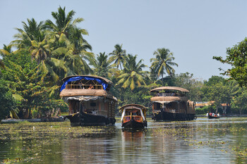 Туристическая лодка затонула в Индии, более 20 человек погибли 