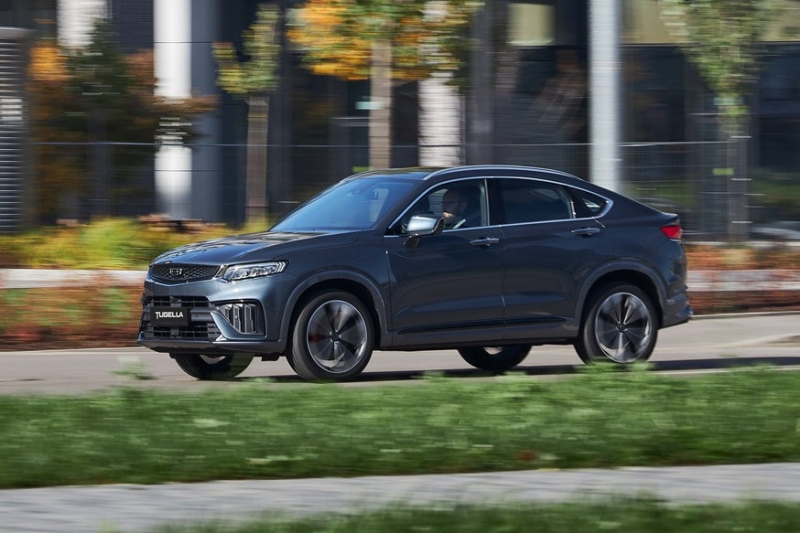 У Geely Tugella будут более доступные версии в РФ: мотор придушат, но полный привод оставят