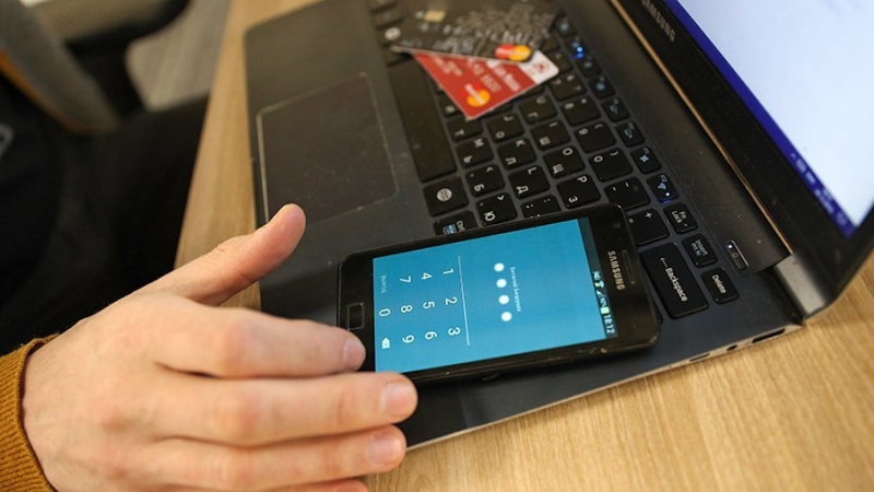 Более 50% опрошенных россиян сталкивались с кражей денег с банковских карт