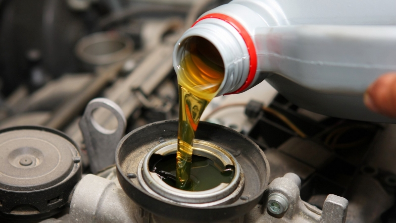 Картина масла: автомобилисты пожаловались на дефицит моторной смазки