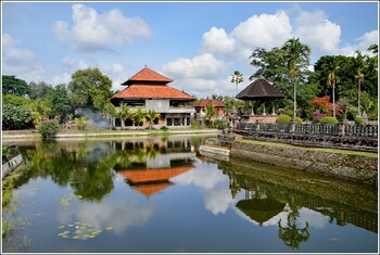На Бали туристам разрешили арендовать мопеды, но с ограничениями