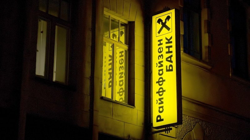 Райффайзенбанк ввел комиссию 50% на переводы в долларах из других банков