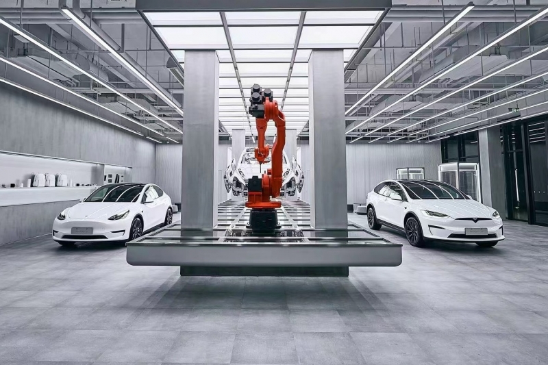 Шоу-рум в стиле киберпанк: Tesla пытается по-новому завлечь покупателей в автосалоны