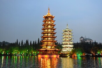 Туристы используют возможность оформить визу в пункте пропуска в Китае