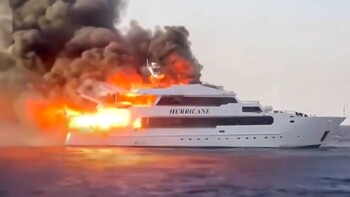 У побережья Египта загорелась яхта с туристами