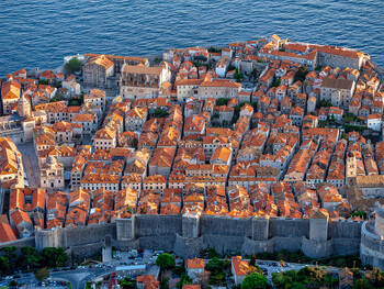 В Дубровнике ввели штрафы за чемоданы на колесиках