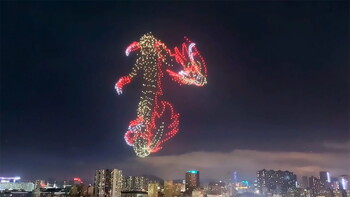 В Китае в небо взмыл огромный светящийся дракон из дронов