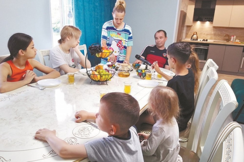 В Подмосковье многодетная семья переехала в дом мечты