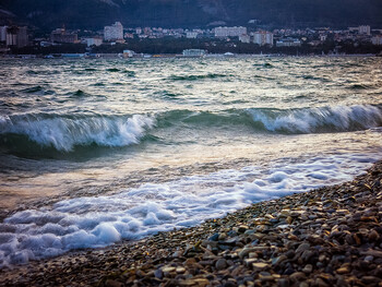 Часть пляжей Геленджика закрыли из-за шторма