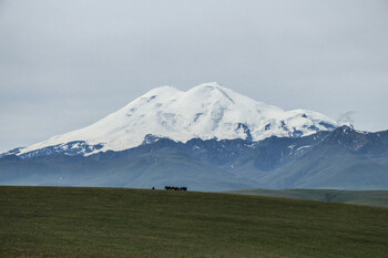 Четверо туристов не могут спуститься с Эльбруса