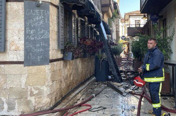 Двое туристов погибли при пожаре в отеле Анталии