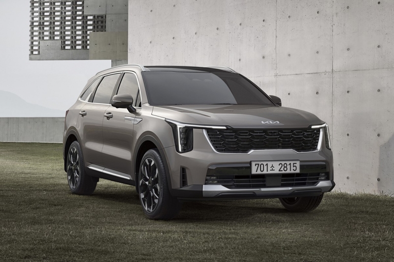 Kia рассекретила внешность и салон обновлённого кроссовера Sorento