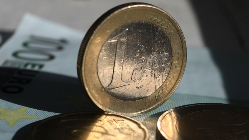 Курс евро опустился ниже 100 рублей впервые с середины июля