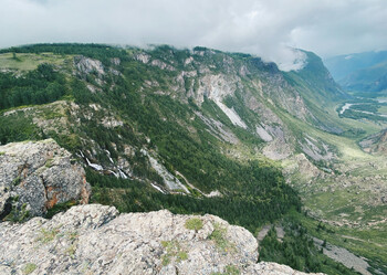 На Алтае в ДТП попал автомобиль с туристами: семеро пострадавших 