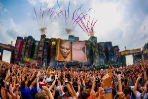 Tomorrowland: культовый фестиваль электронной музыки и его легендарные треки