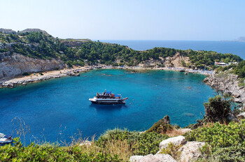 С острова Родос из-за пожаров морем эвакуировали 30 000 туристов