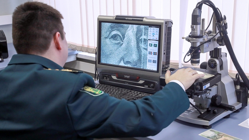 В ФТС сообщили о росте числа попыток незаконного вывоза валюты из России