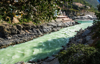 В горах Индии из-за наводнений застряли 15 туристов из РФ  