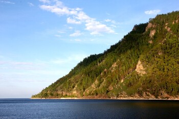 В Иркутской области турист во время фотосъёмки упал со скалы 