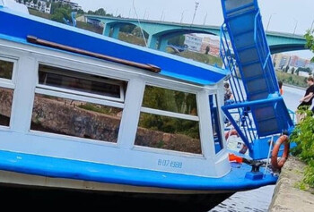 В Ярославле теплоход врезался в бетонный пирс, есть пострадавшие 