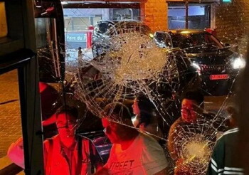 Во Франции протестующие напали на автобус с туристами из Китая 