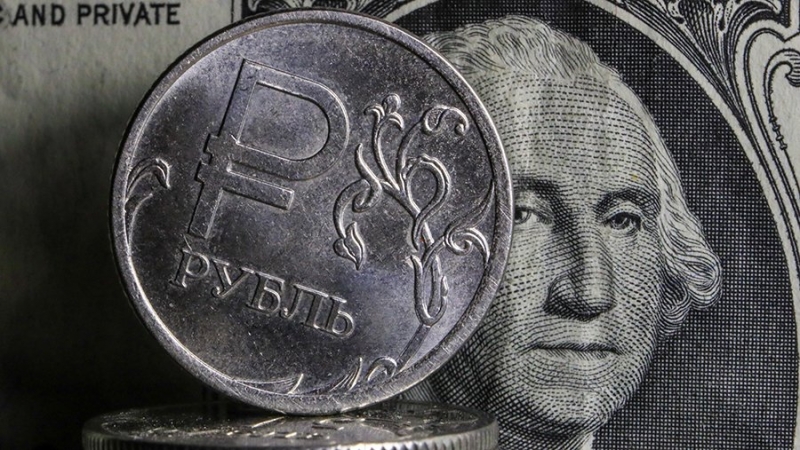 Аналитик оценил рост курса доллара выше 94 рублей