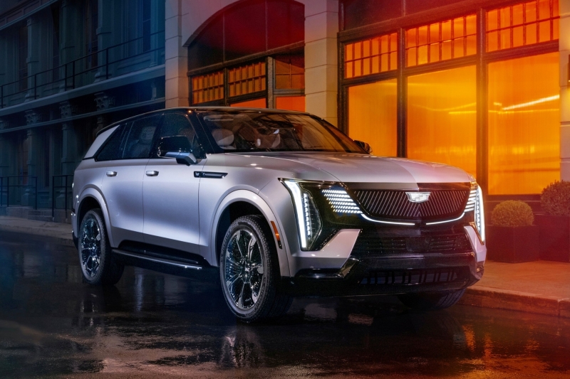 Cadillac Escalade IQ: езда по диагонали, огромная батарея и роскошный салон
