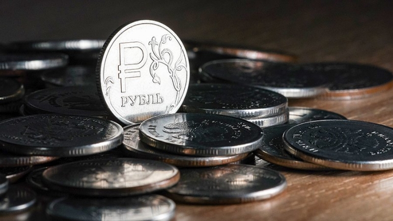 Эксперты объяснили ослабление рубля и спрогнозировали курс на осень