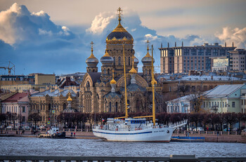 Яхта загорелась у причала в Петербурге