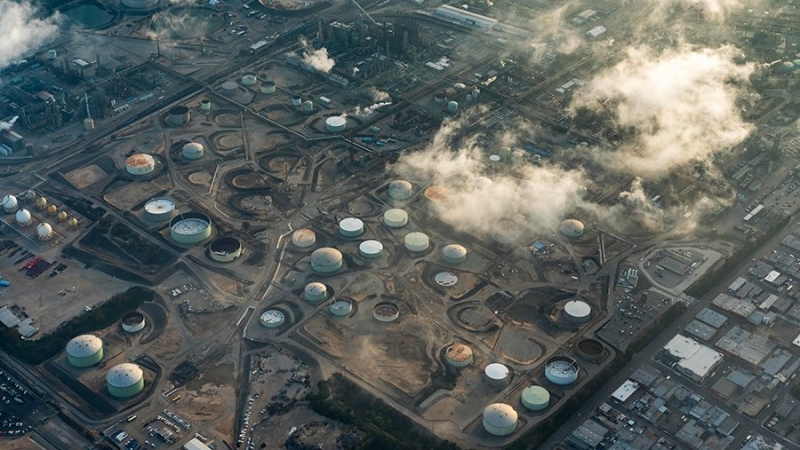 Коммерческие запасы нефти в США за неделю снизились на рекордные 17 млн баррелей