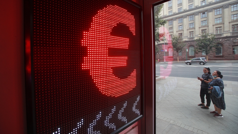 Курс евро превысил 111 рублей впервые с марта 2022 года