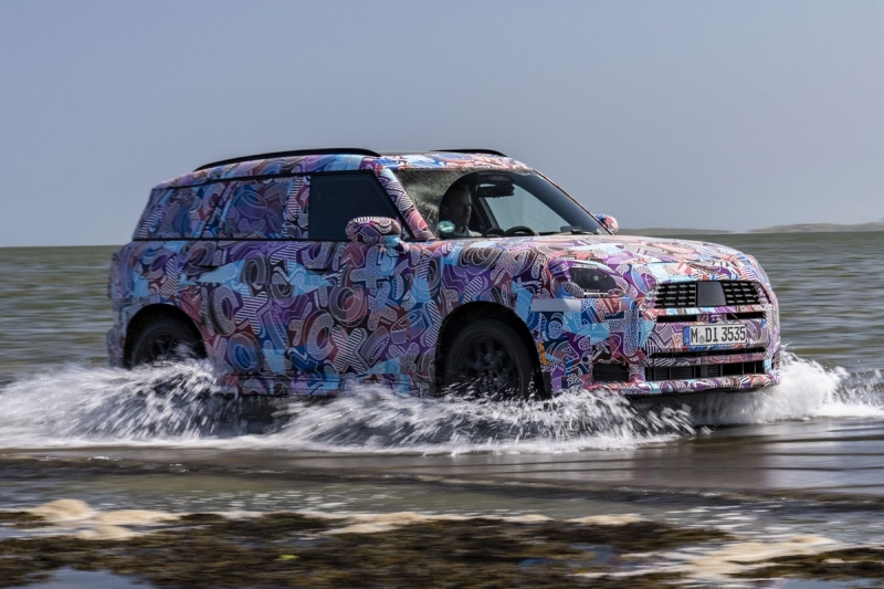 Mini Countryman следующего поколения показался на новых официальных «шпионских» снимках