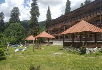 На курорте Шови в Грузии сошёл оползень, заблокировав отель с туристами