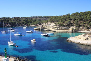 На Майорке появились фейковые таблички об опасности для отпугивания туристов