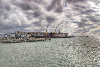 На пляже в Туапсе загорелся ангар с катерами 