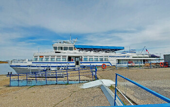 На Волге в Ульяновской области прогулочный теплоход врезался в пирс