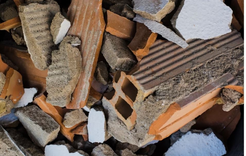 Незаконные объекты рядом с АЗС демонтировали в Крюкове